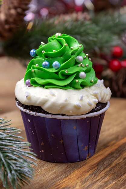 Foto cupcakes a forma di albero di natale decorazioni natalizie messa a fuoco selettiva per il testo