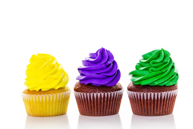 Cupcakes versierd met felgekleurde glazuur voor Mardi Gras-feest.