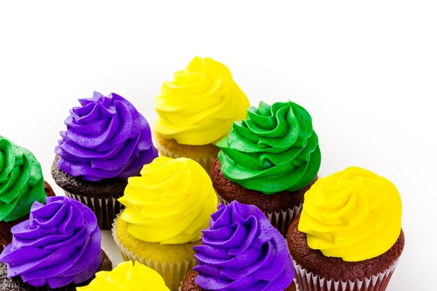 Cupcakes versierd met felgekleurde glazuur voor Mardi Gras-feest.