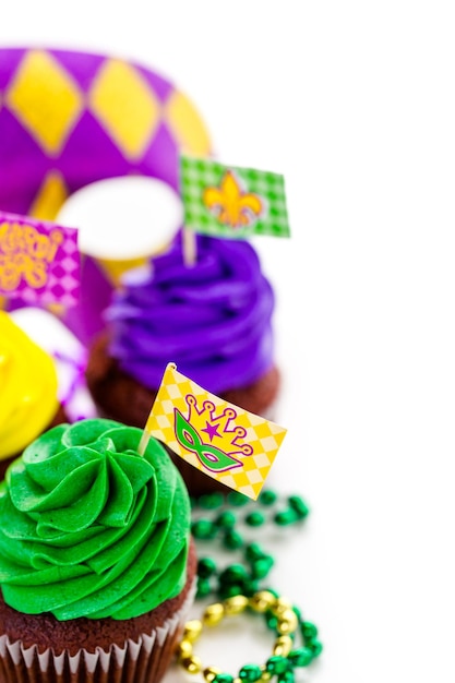 Cupcakes versierd met felgekleurde glazuur voor Mardi Gras-feest.