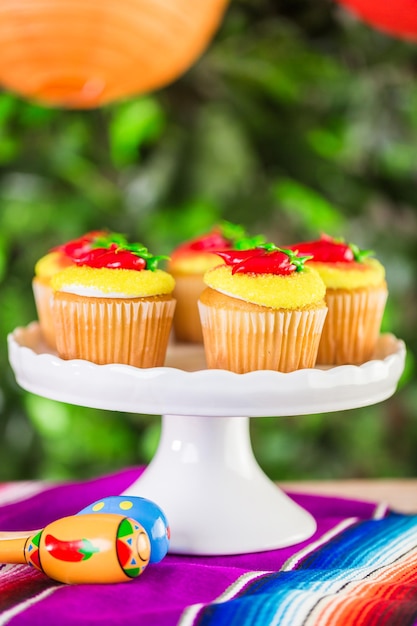 Cupcakes versierd met rode chilipepers voor Cinco de Mayo.