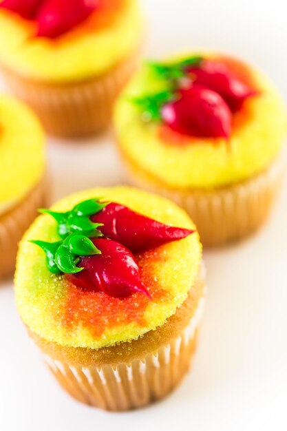 Cupcakes versierd met rode chilipepers voor Cinco de Mayo.