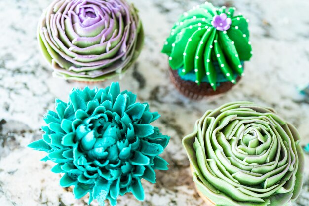 Cupcakes versieren met cactusvormige botercrème glazuur