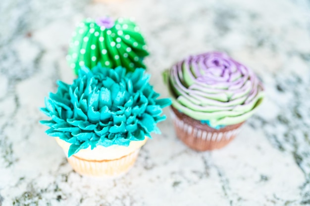 Cupcakes versieren met cactusvormige botercrèmeglazuur