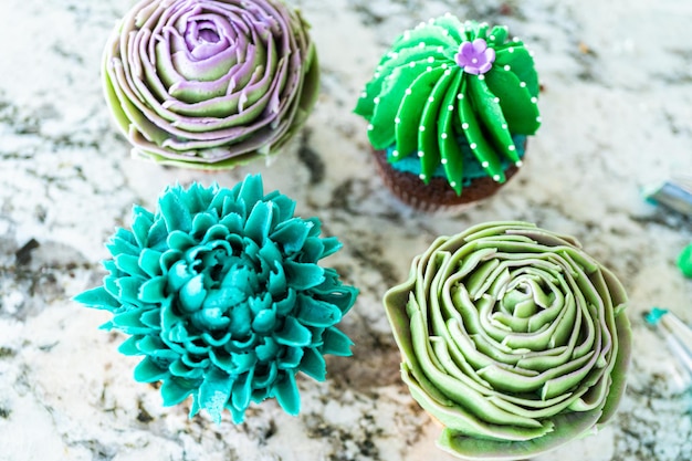 Cupcakes versieren met cactusvormige botercrèmeglazuur