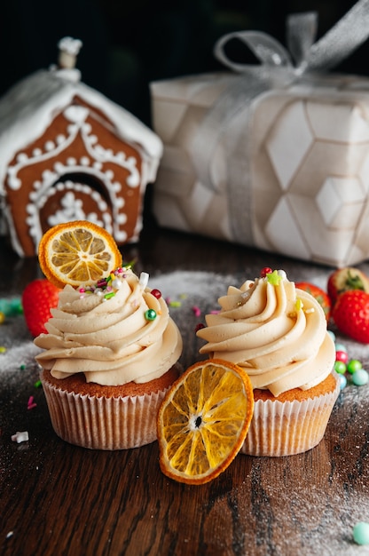 Cupcakes con crema al caramello sul tavolo di caramelle