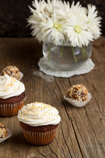 Cupcakes with cokolate truffles and flowers