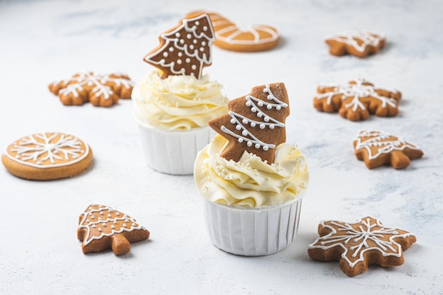 Cupcakes with cream cheese cream and peanut-caramel filling. Christmas gift sets of desserts. Cakes in the New Year's decor.