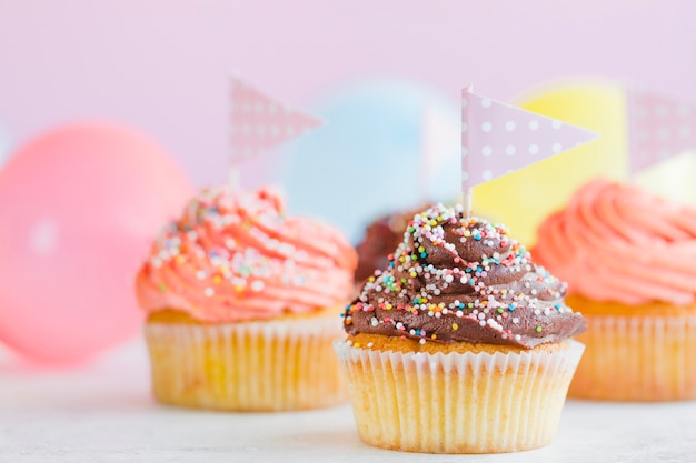 Cupcakes with flags and balloons