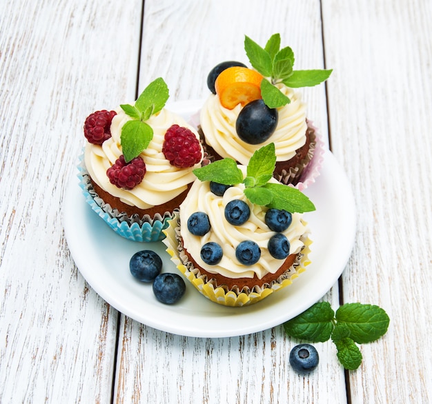 Cupcakes with fresh berries