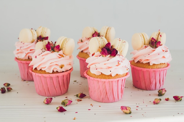 Cupcakes con crema rosa, amaretti e rose