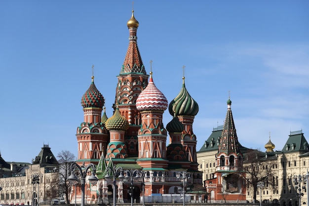 雲ひとつない青い空を背景にロシアのモスクワの赤の広場にある聖ワシリイ大聖堂のキューポラ