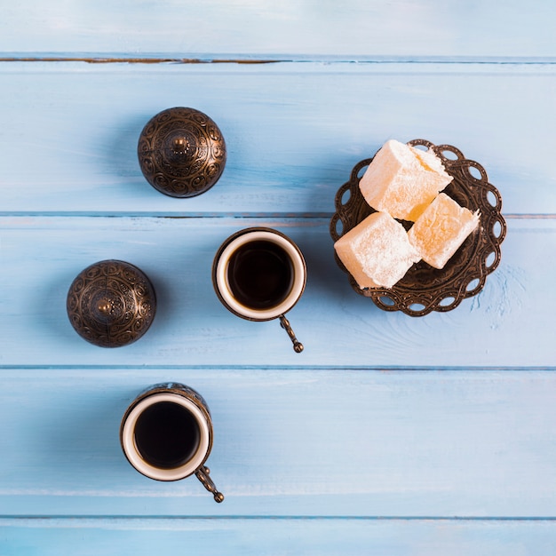 Photo cups of coffee near saucer with turkish delights