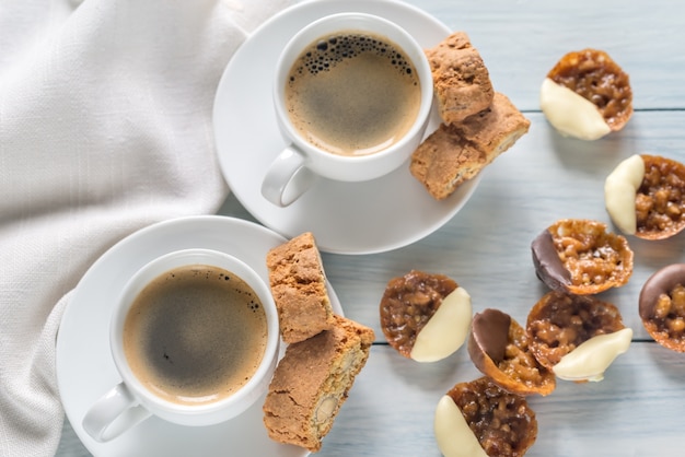 Photo cups of coffee with florentine cookies