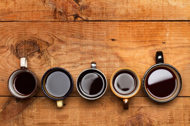 Photo cups of coffee on a wooden table in a top view