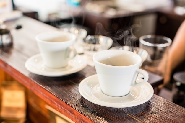 Чашки капельного кофе на баре кафе