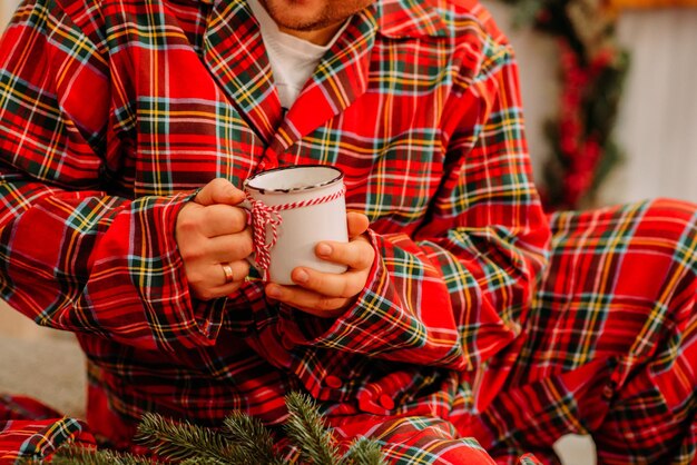 家族のためのお祝いのクリスマスココアのカップ