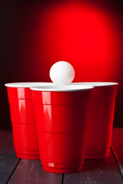 Фото Игра в кубки пивной понг на столе