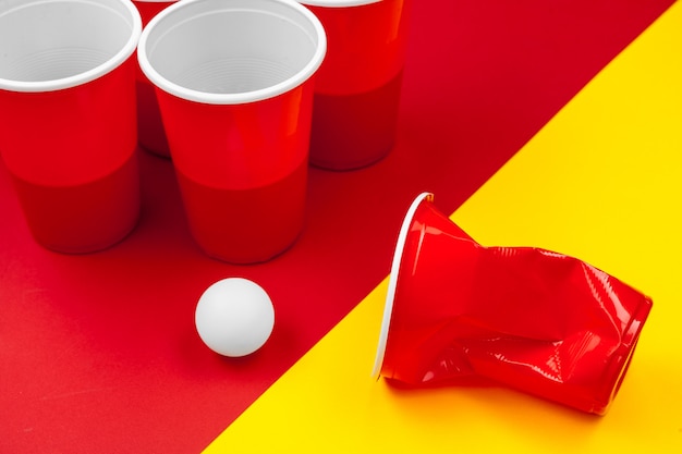 Кубки для игры Beer Pong на столе