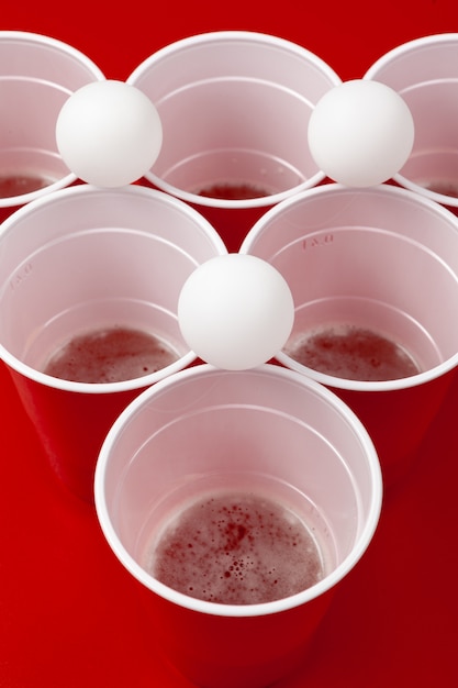 Foto tazze e palla di plastica. gioco del beer pong