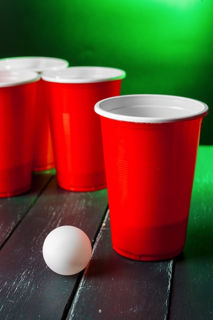 Cups spel Beer Pong op de tafel