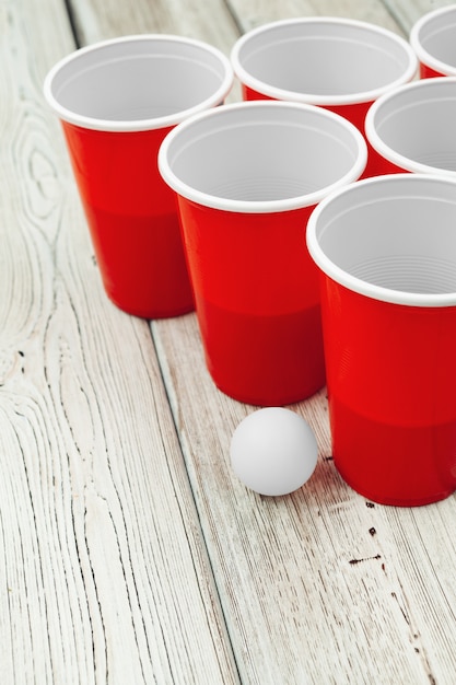 Cups spel Beer Pong op de tafel