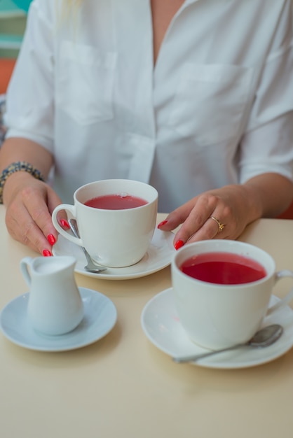 テーブルの上のお茶のクローズアップ