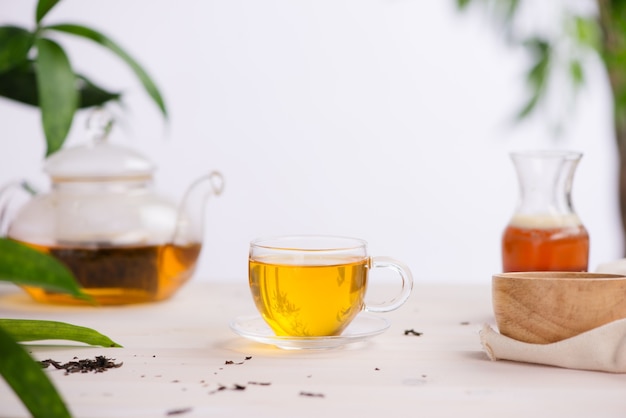 Photo cups of tea on wooden table background