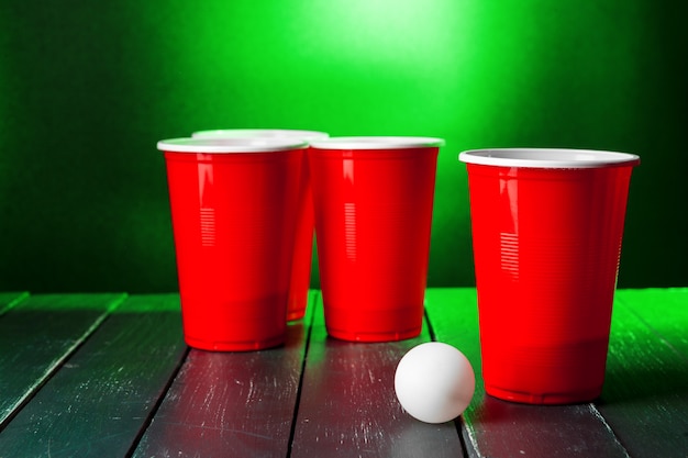 Cups voor game Beer Pong op de tafel