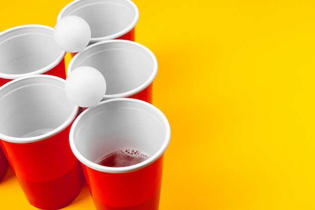 Cups voor game Beer Pong op de tafel