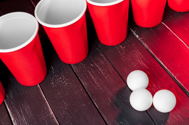 Foto cups voor game beer pong op de tafel