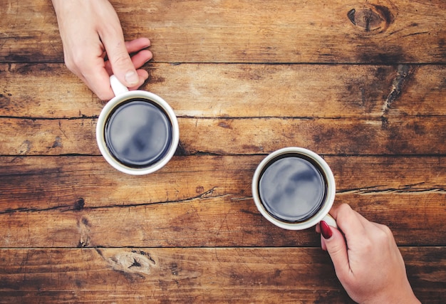남자와 여자의 손에 커피 컵. 선택적 초점.