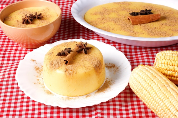 Foto curau room van maïs zoet en dessert typisch voor de braziliaanse keuken geplaatst in keramische schaal