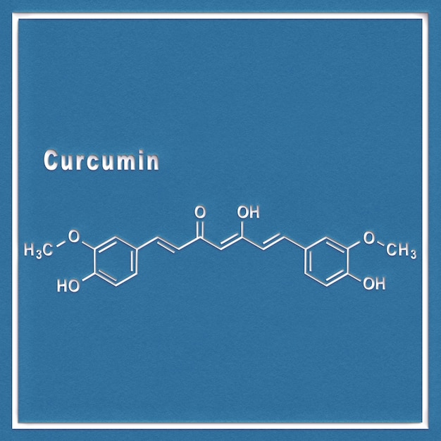 Foto spezie di curcumina curcuma, formula chimica strutturale su sfondo bianco