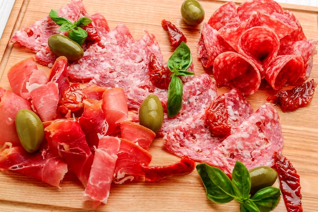 Piatto di carne stagionato di tapas spagnole tradizionali