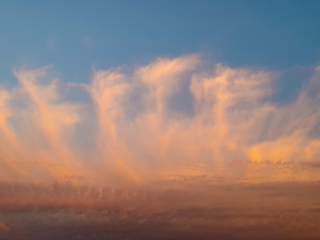 Curioso cielo con formación de nubes aranjadas en el cielo azul