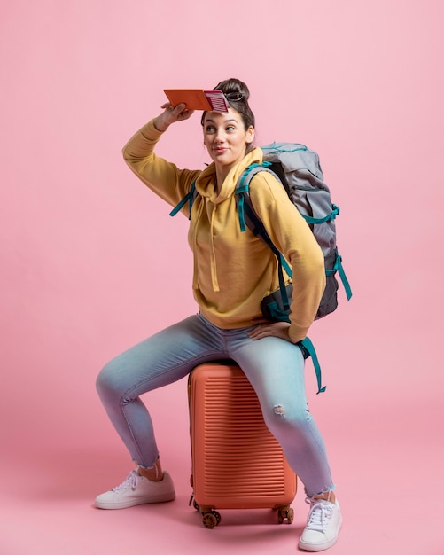 写真 彼女の荷物の上に座って好奇心旺盛な女性