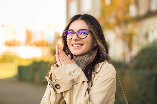 Photo curious young student visualising her future dreaming and planning woman 20s with glasses