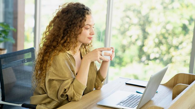 自宅で働く巻き毛の女性