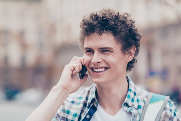 Foto ragazzo dai capelli ricci che indossa abiti casual all'esterno