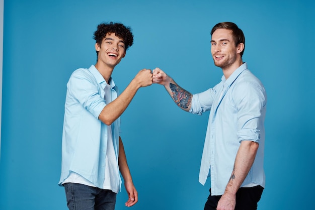 Curlyhaired man in een shirt begroet zijn vriend op een blauwe achtergrond