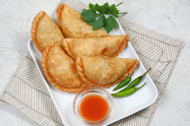 curry bladerdeeg karipap of Pastel Goreng is gebak populair in Indonesië