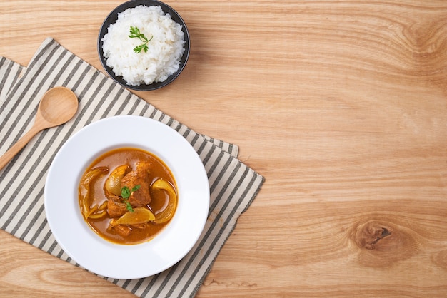 Curry kip met saus en rijst