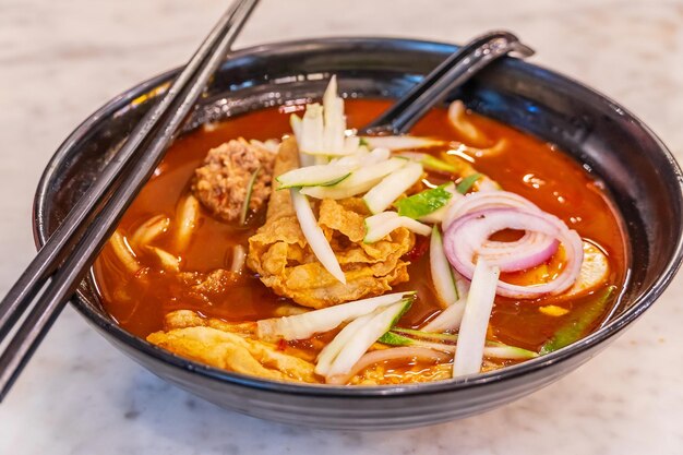 Foto curry laksa traditionele pittige noedelsop in maleisië