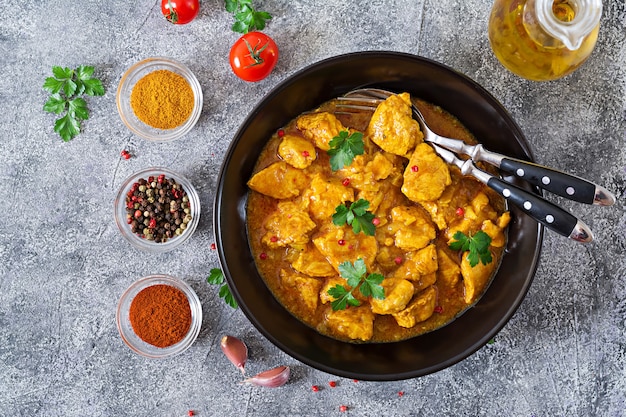 Curry met kip en uien. Indiaans eten. Aziatische keuken. Bovenaanzicht