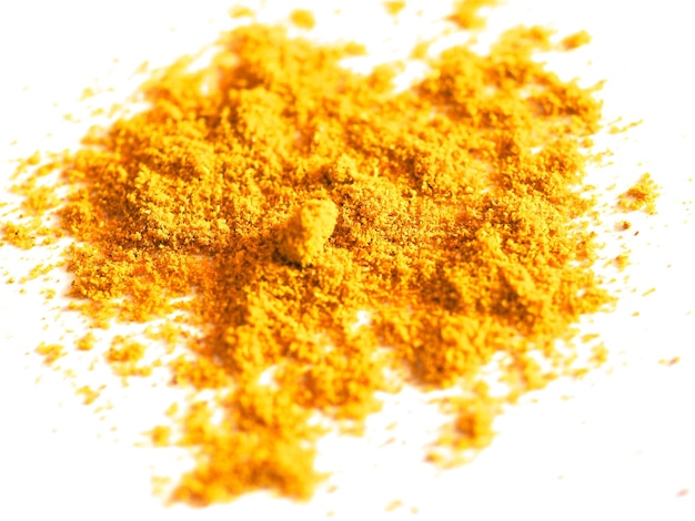 Photo curry powder blend over white