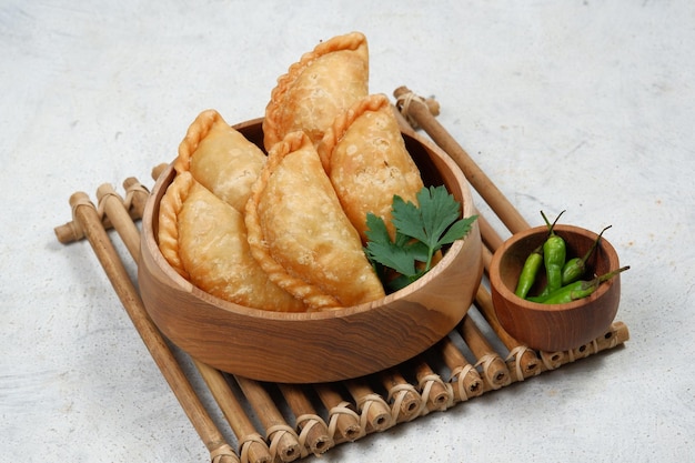 카레 퍼프 karipap 또는 Pastel Goreng은 인도네시아에서 인기 있는 과자입니다.