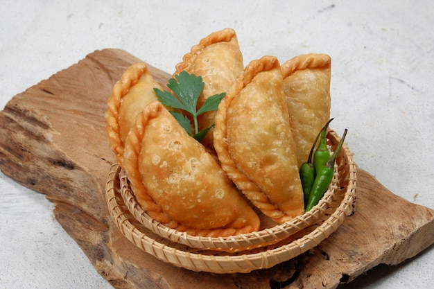 카레 퍼프 karipap 또는 Pastel Goreng은 인도네시아에서 인기 있는 과자입니다.