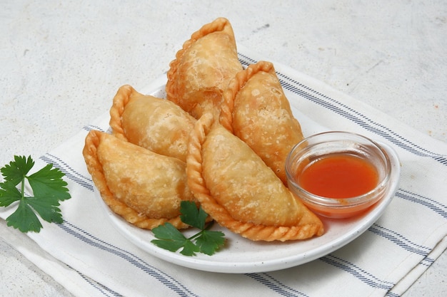 카레 퍼프 karipap 또는 Pastel Goreng은 인도네시아에서 인기 있는 과자입니다.