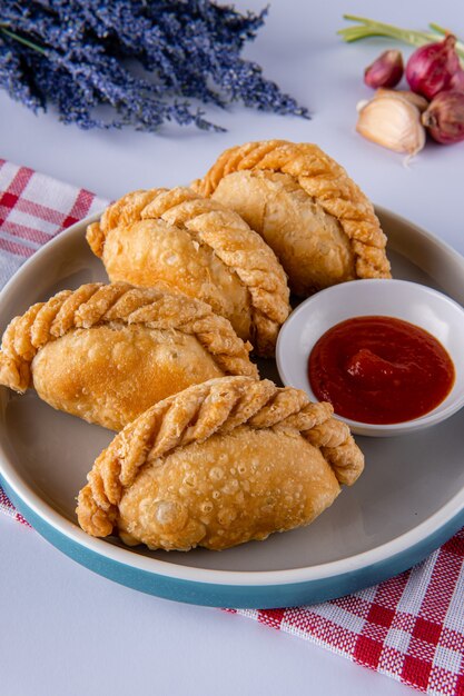 Curry puff of Pastel goreng het is een klein taartje bestaande uit curry met kip en aardappelen in een gefrituurd of gebakken bladerdeegschaaltje De curry is vrij dik om te voorkomen dat het uit de snack lekt